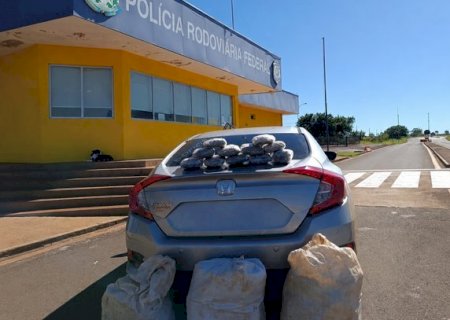 PRF apreende 50 quilos de skunk em Caarapó; mulher transportava droga com a filha menor em carro roubado