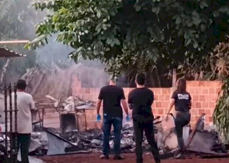 Morador morre carbonizado após casa de madeira pegar fogo em Dourados