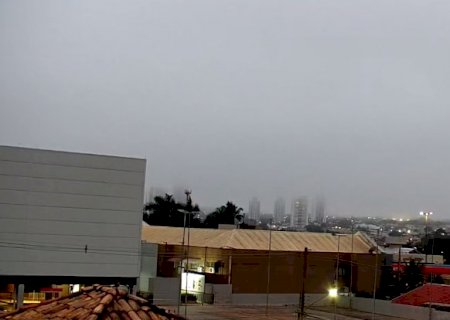 Dia come&ccedil;a com nevoeiro e previs&atilde;o aponta para risco de tempestades