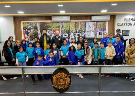 Vereador Flávio promove projeto de visitação ao Legislativo e recebe alunos da Escola Cândido Lemes