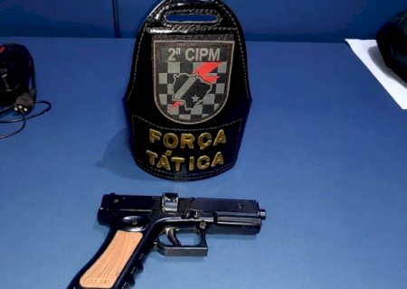 Homem é detido com simulacro de arma após denúncias de direção perigosa em Caarapó