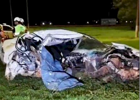 Caminhoneiro morre após carro bater em árvore e capotar na saída de Dourados
