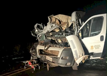 Grave acidente entre ambulância, carreta e caminhonete mata dois