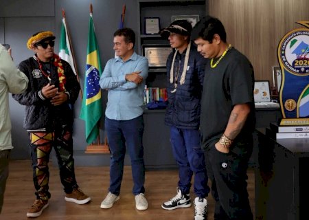 Prefeito recebe grupo indígena de rap Brô Mc’s e reforça compromisso com a cultura