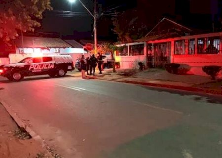 Homem &eacute; morto e outro baleado na cabe&ccedil;a por dupla em ataque sequencial