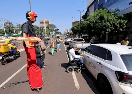 Ação conscientiza população sobre respeito às vagas de idosos e pessoas com deficiência