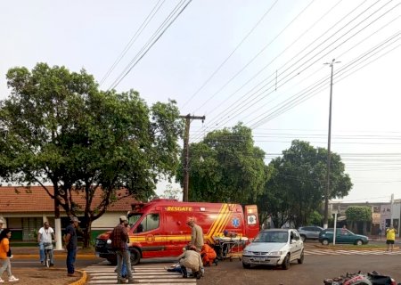 Acidente entre motocicleta e Celta deixa duas mulheres feridas em Caarapó