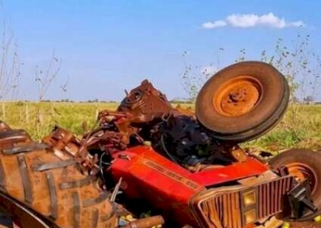 Mulher morre ap&oacute;s trator ser atingido por carreta na rodovia