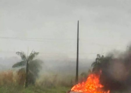 Carro pega fogo na BR-163 durante manhã de nevoeiro em Caarapó