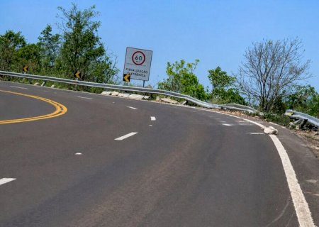Caminhoneiro morre após veículo despencar cerca de 200 metros na Serra de Maracaju