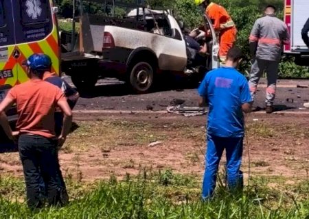 Colisão entre picape e carreta deixa um morto e um ferido em Naviraí