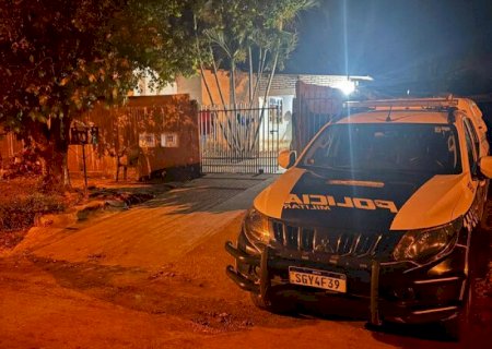 Encapuzados invadem casa e matam jovem na frente da esposa e quatro filhos