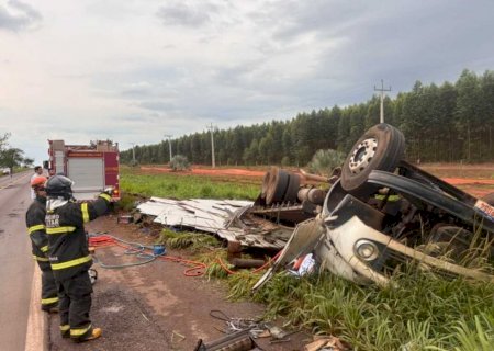 Motorista fica preso às ferragens e morre após tombamento de caminhão em Nova Alvorada do Sul