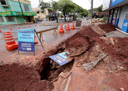Prefeitura aguarda estiagem para retomar obras em cratera na Rua Cuiabá